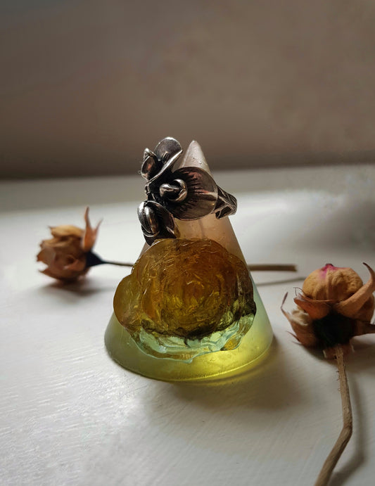 Cast glass - Ring holder rose, single large (limited one)